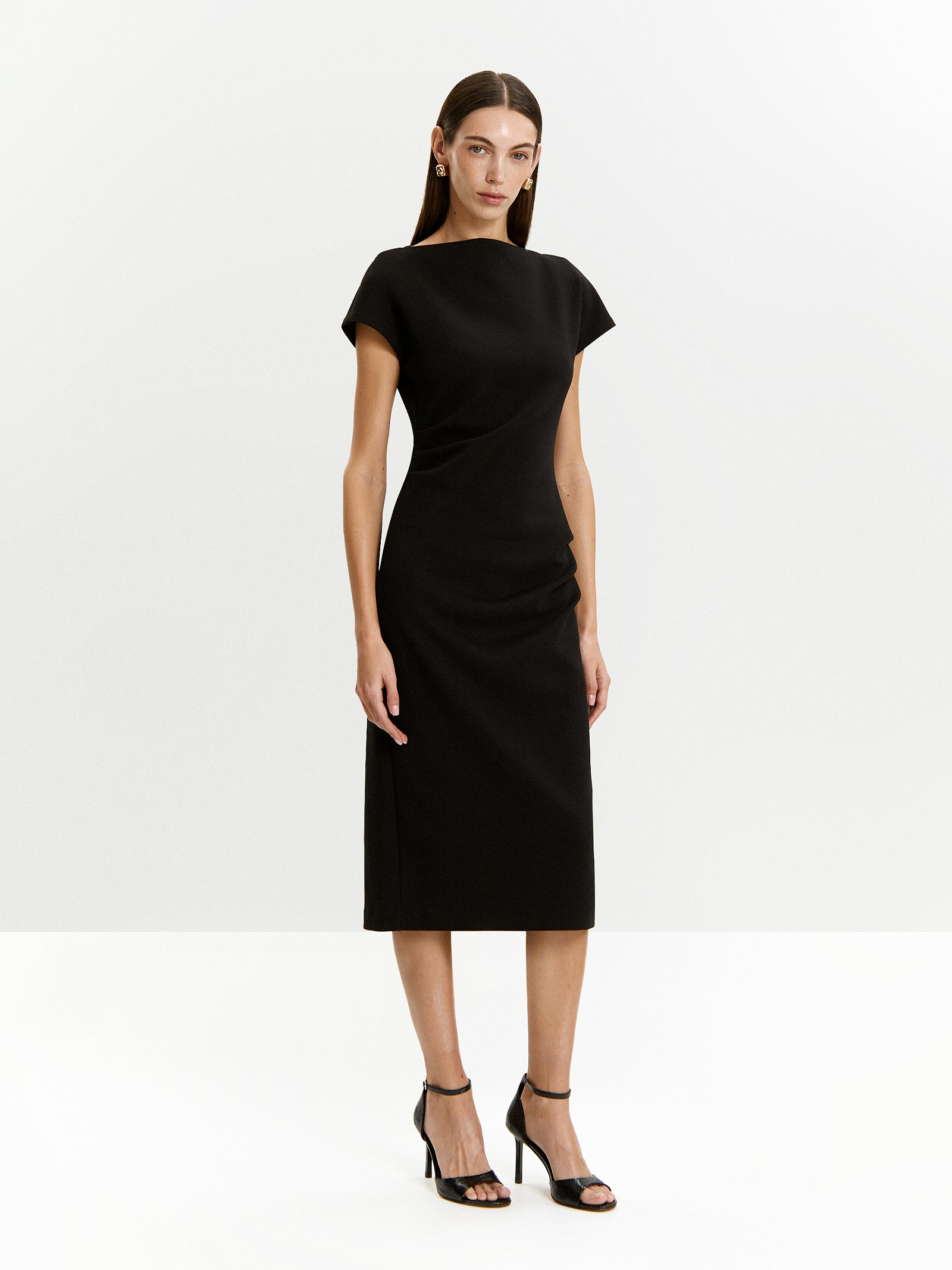 Платье приталенного кроя